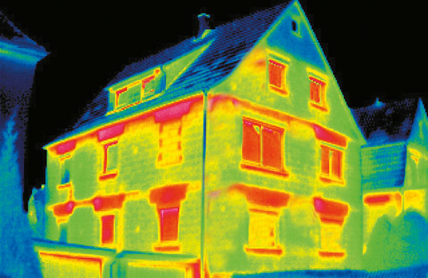 Aufnahme von Wärmebildkamera: Haus mit Wärmeverlust